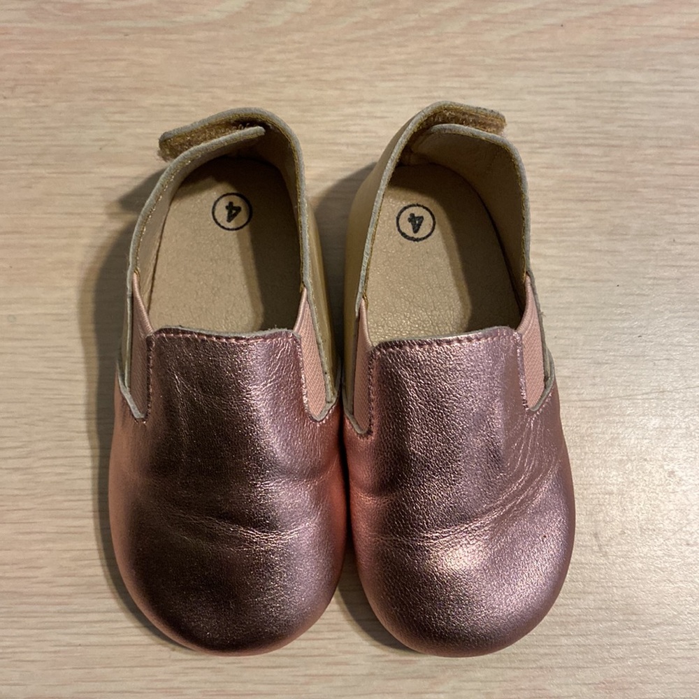 Metallic baby light pink and cream walking shoe - Picture 2 of 4